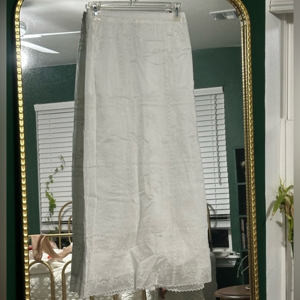 Elegant White Lace Skirt - Picture 2 of 6